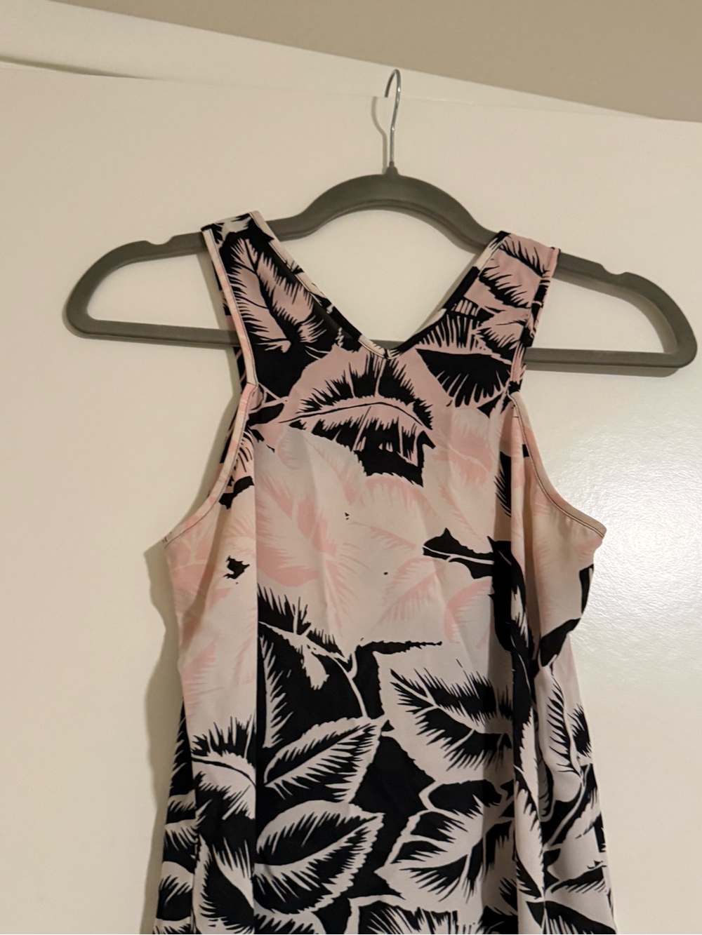 Chic sleeveless V-neck top. Cool cuts. Elegant. - Picture 4 of 9